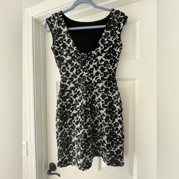 Guess Dress Women's Cap-Sleeve Dalmatian Sequin Size: 2 - Picture 4 of 5
